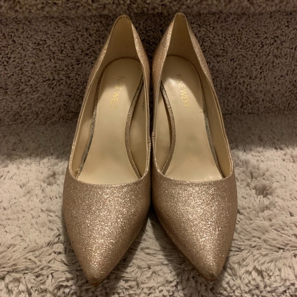 🎉Host Pick 🎉 Nine West - Gold Sparkle Heels - Picture 3 of 12
